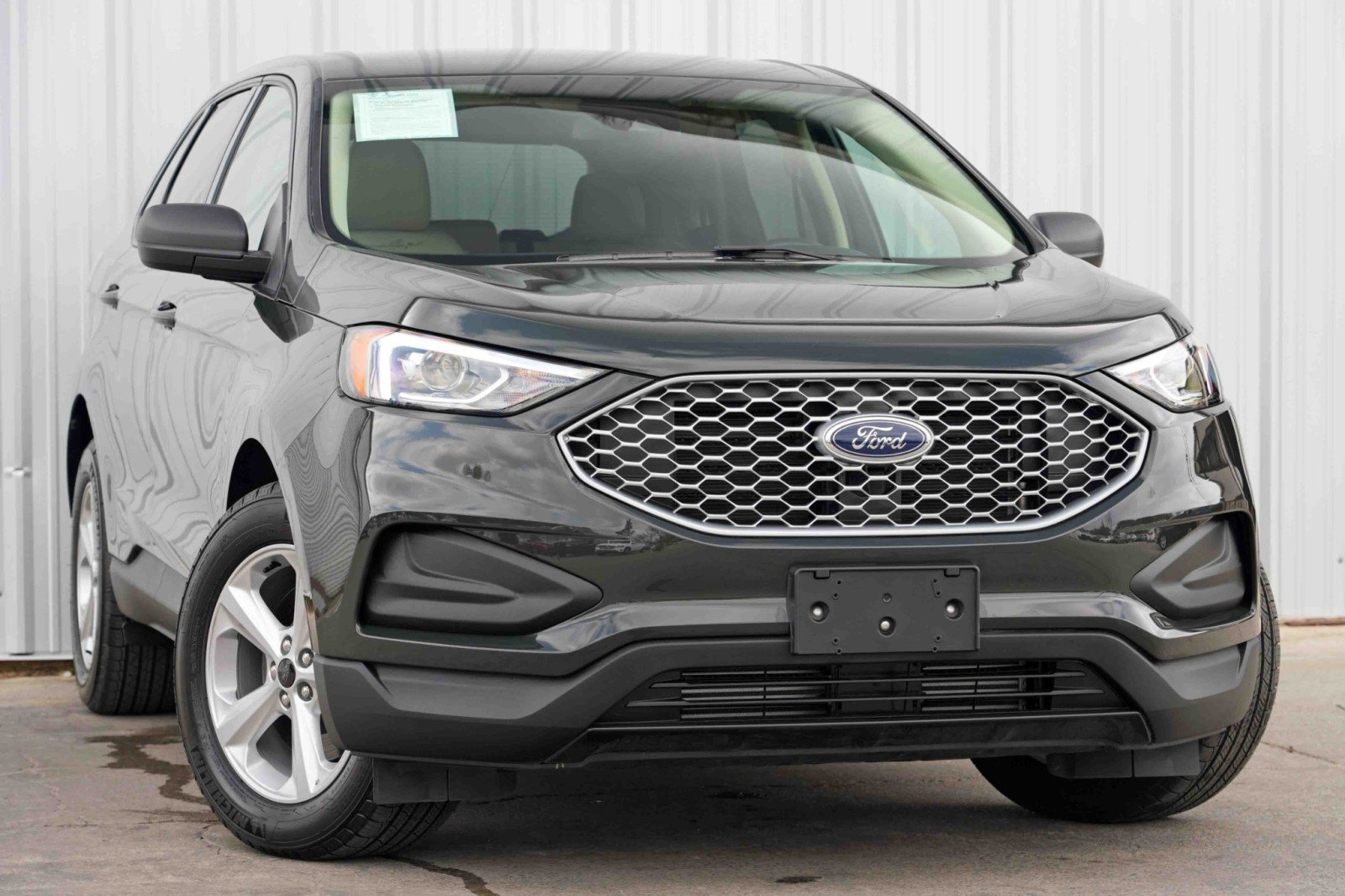 Used 2023 Ford Edge SE image 2