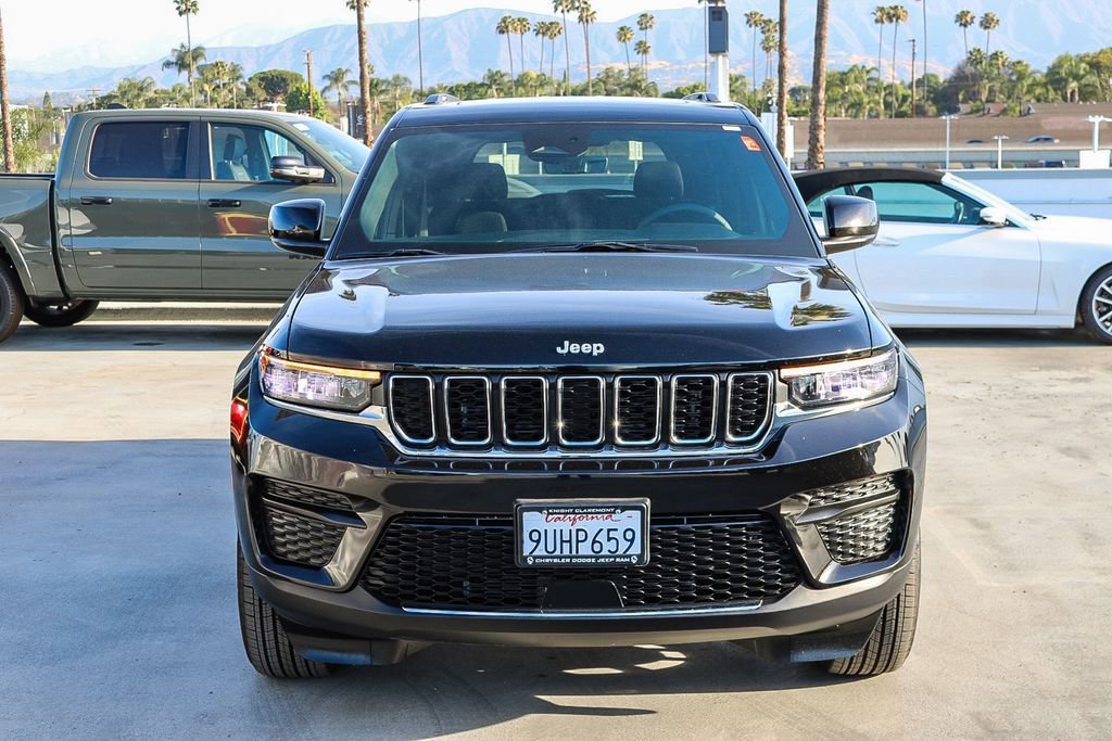 Used 2025 Jeep Grand Cherokee Laredo X AWD/4WD image 3