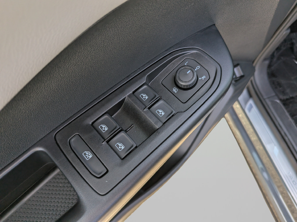 Certified 2023 Volkswagen Taos SE w/ Panoramic Sunroof Package FWD image 18