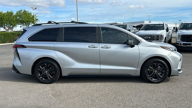 Used 2024 Toyota Sienna XSE w/ XSE Plus Package image 2