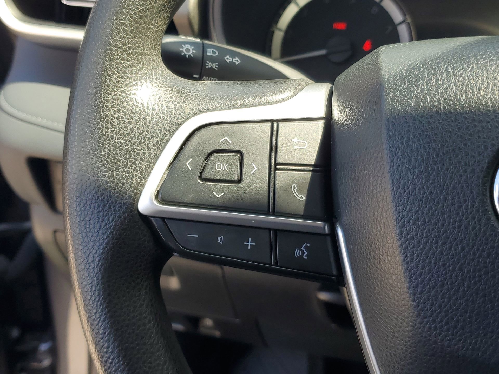 Used 2023 Toyota Highlander L image 24