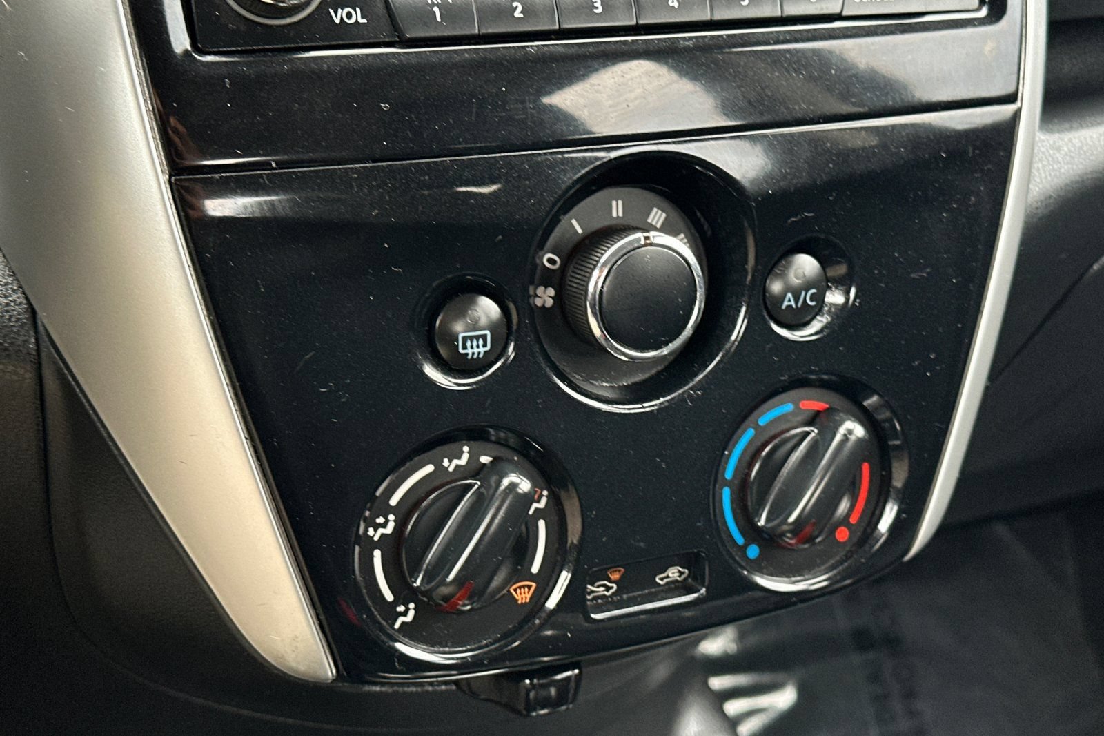 Used 2018 Nissan Versa Note SV FWD image 25