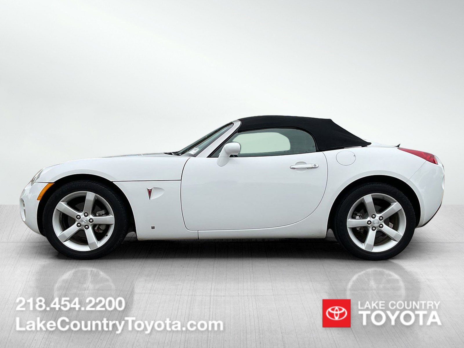 Used 2008 Pontiac Solstice Convertible w/ Preferred Package RWD image 2