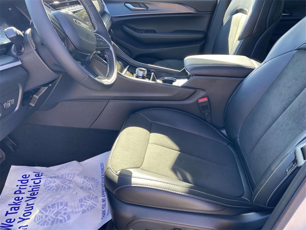 New 2025 Jeep Grand Cherokee L Altitude image 38