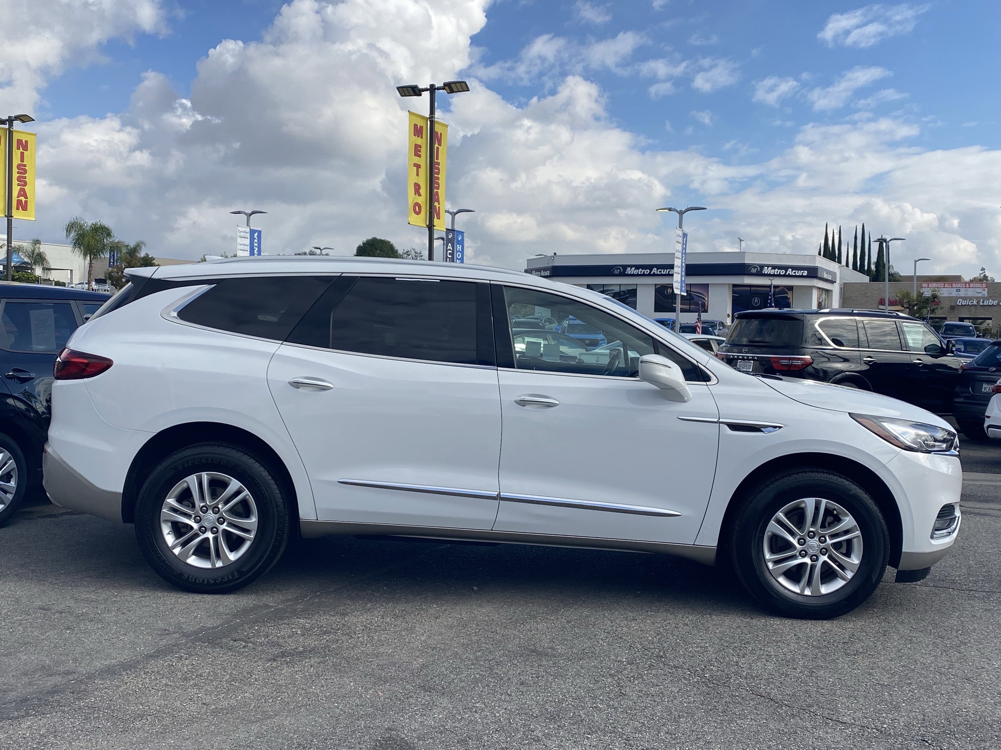 Used 2020 Buick Enclave Essence image 2