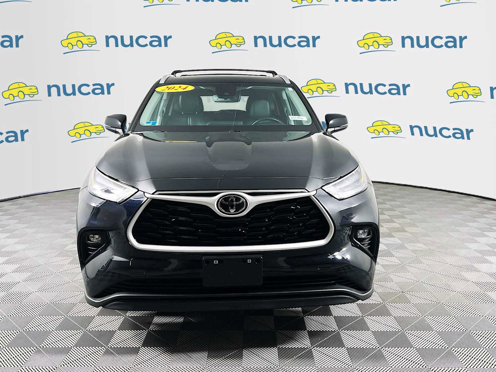 Used 2024 Toyota Highlander XLE image 2