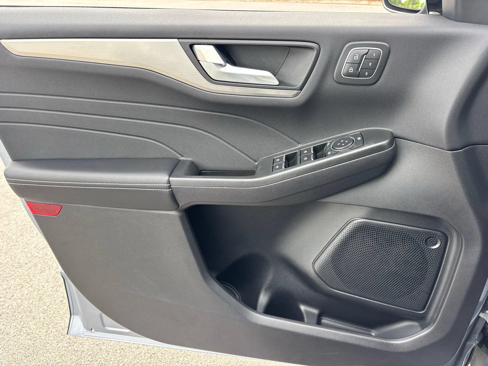 Used 2022 Ford Escape Titanium FWD image 12