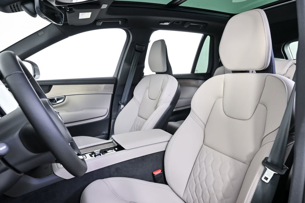 New 2026 Volvo XC90 T8 Plus w/ Protection Package image 5