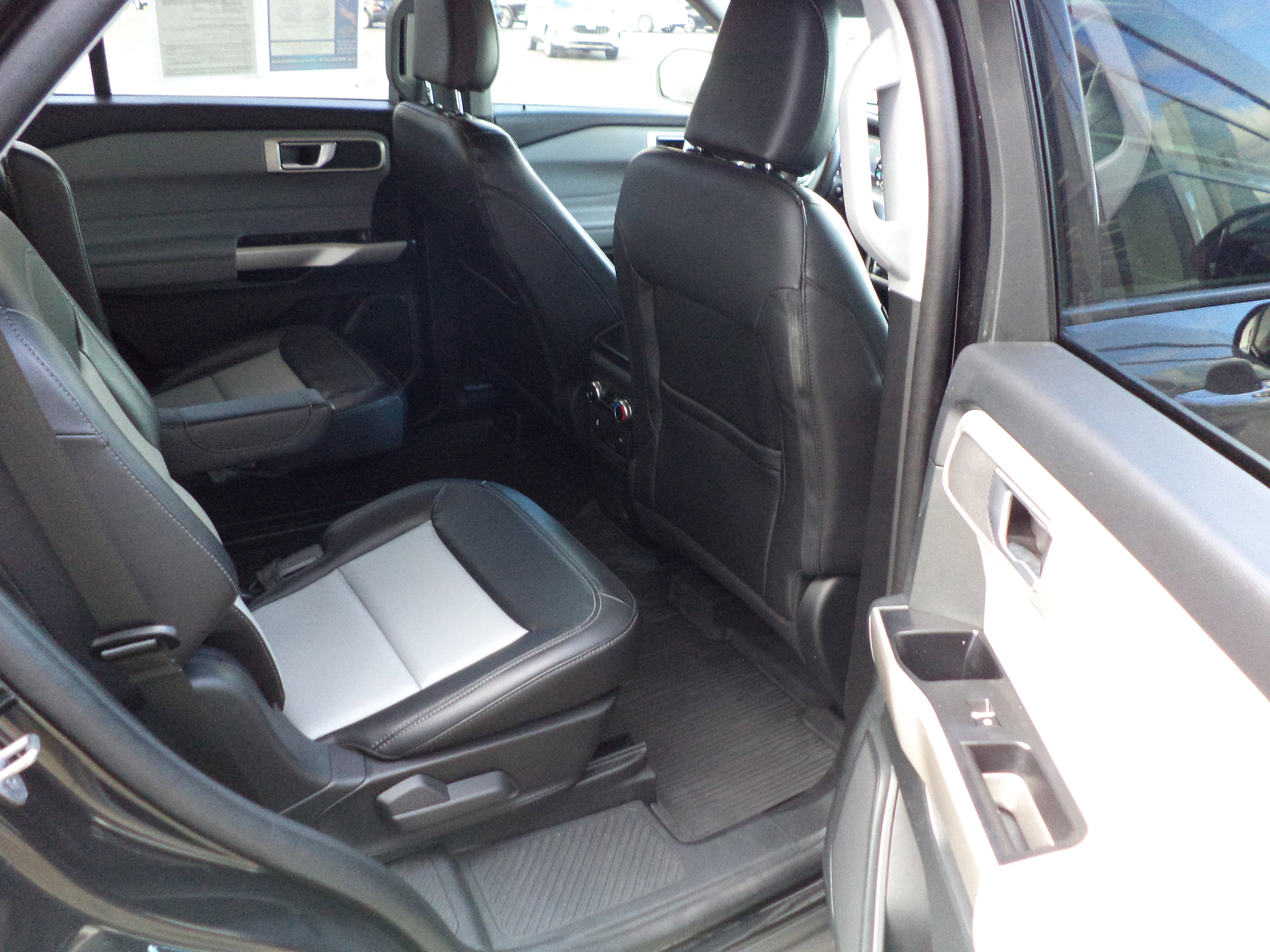 Used 2023 Ford Explorer XLT w/ Equipment Group 202A image 7