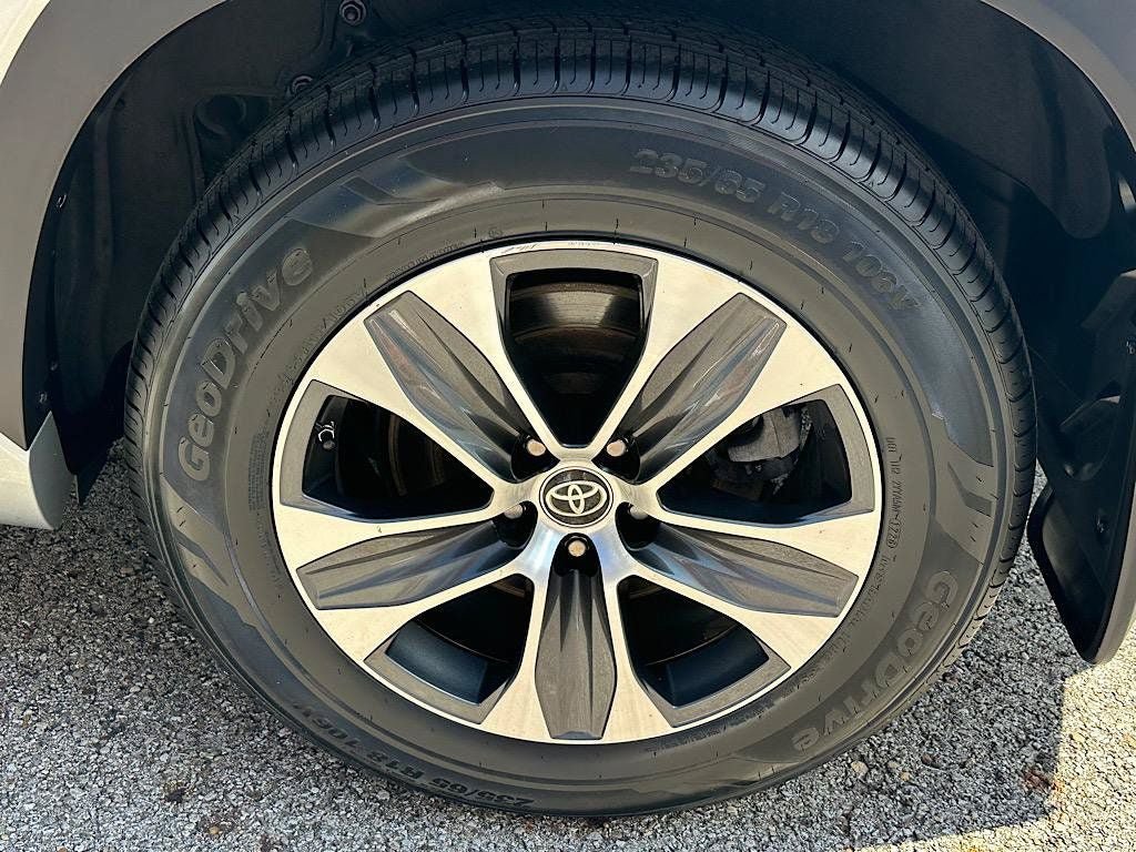 Certified 2020 Toyota Highlander XLE AWD/4WD image 27