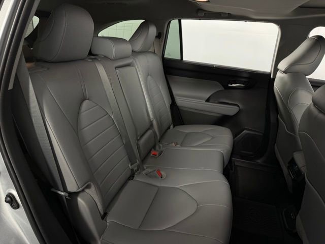 Used 2025 Toyota Highlander XLE image 17