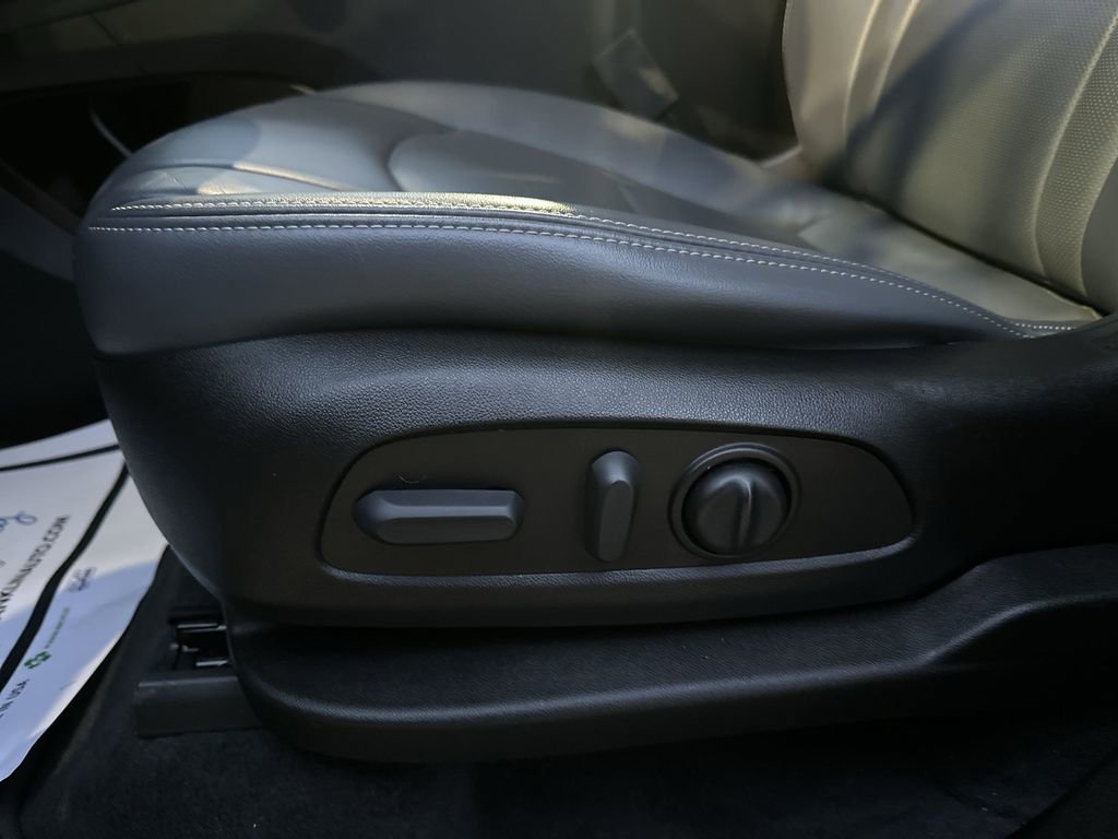Used 2023 Buick Enclave Essence image 12