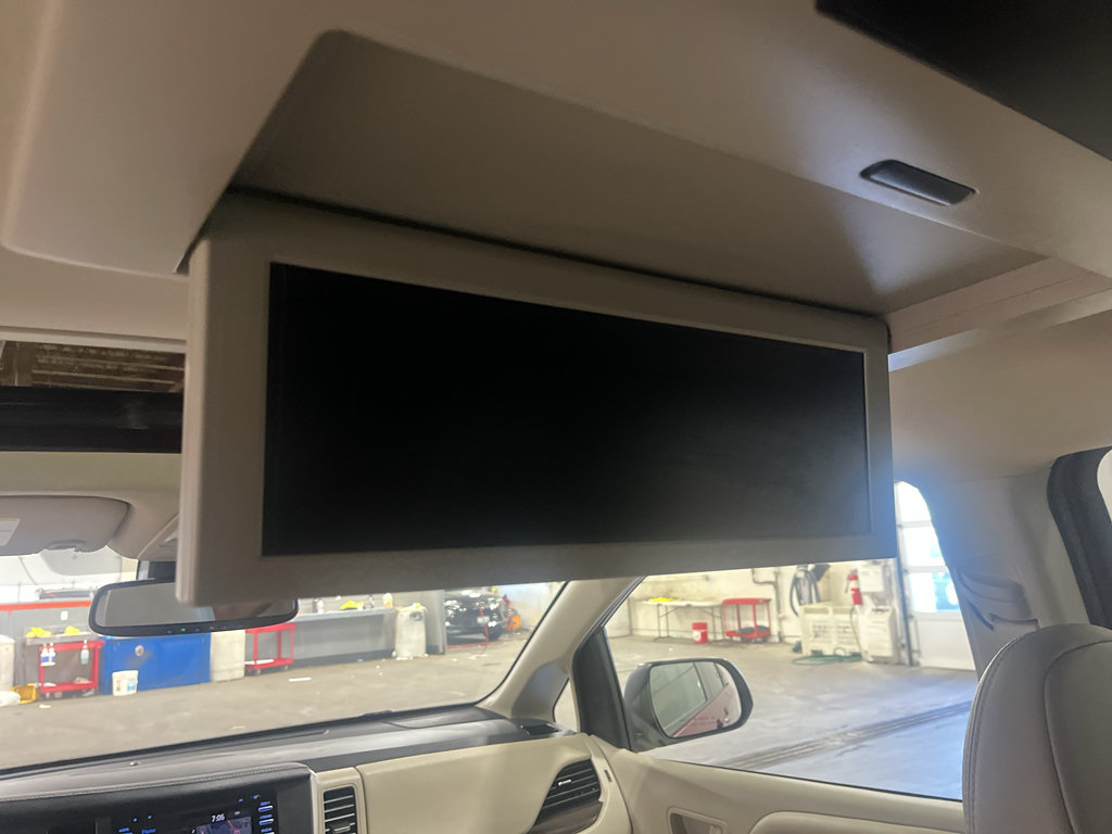 Used 2020 Toyota Sienna XLE Premium w/ Carpet Mat Package FWD image 37
