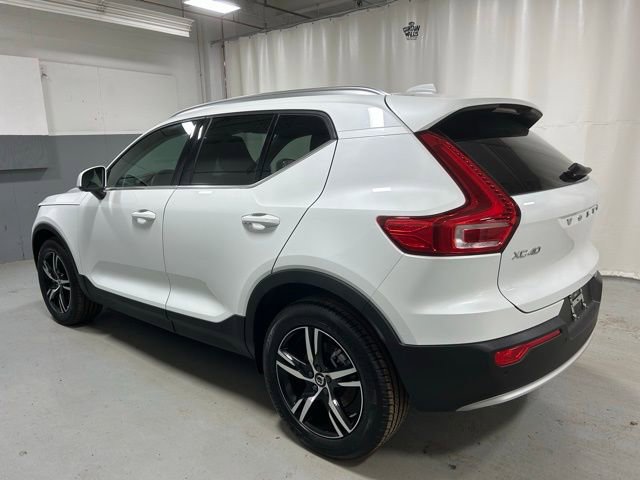 Used 2025 Volvo XC40 B5 Core AWD/4WD image 2