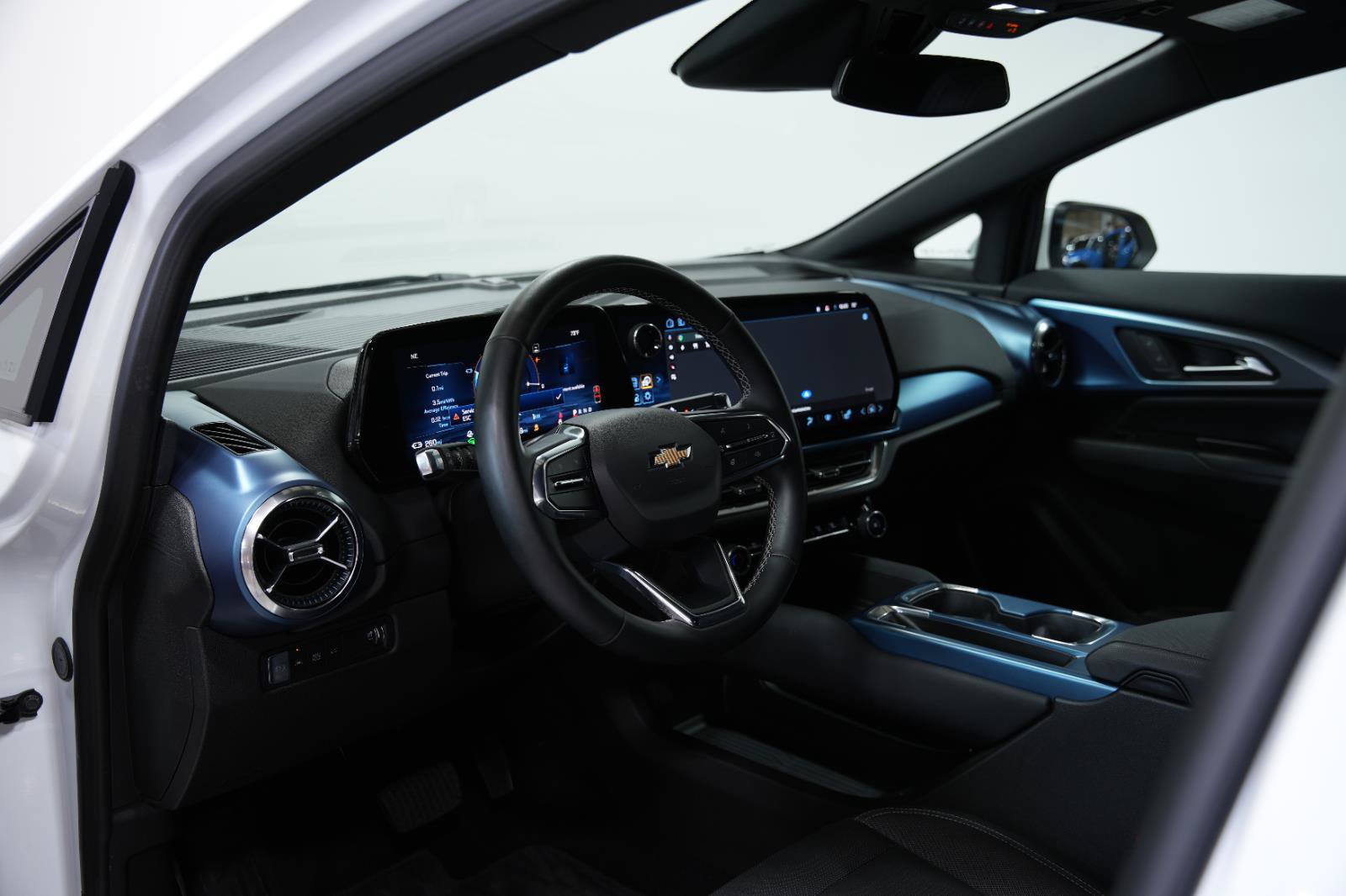 Used 2024 Chevrolet Equinox EV LT w/ LPO, Trailering Package FWD image 38