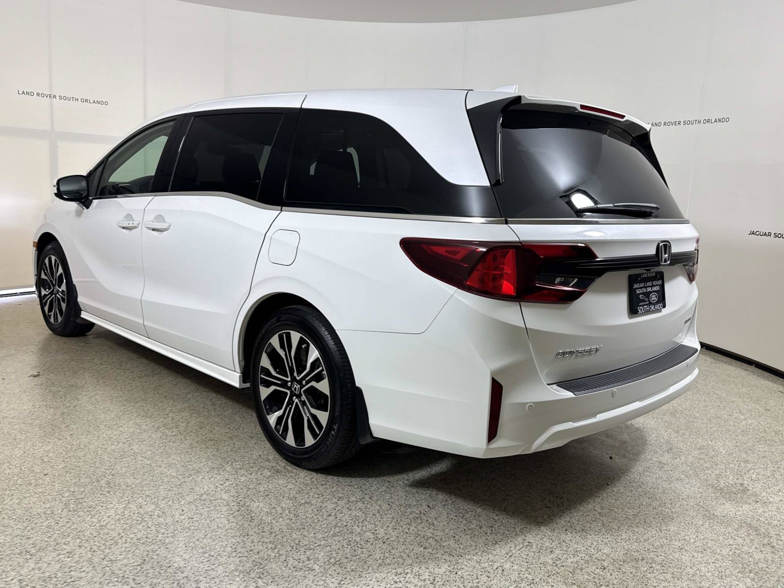 Used 2025 Honda Odyssey Elite image 3
