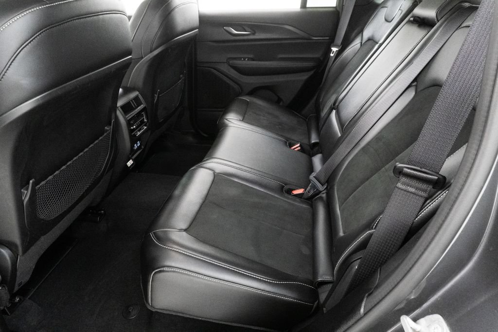Used 2025 Jeep Grand Cherokee Altitude AWD/4WD image 27