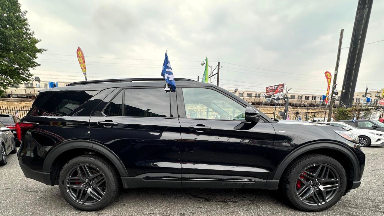 Used 2025 Ford Explorer ST-Line w/ ST-Line Street Pack AWD/4WD image 3