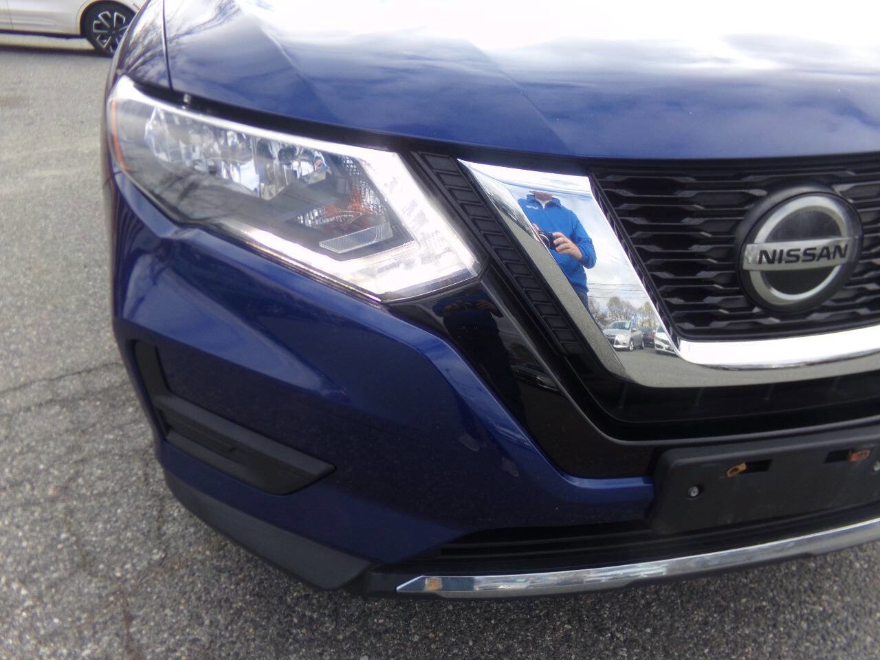 Used 2018 Nissan Rogue SV w/ Premium Package AWD/4WD image 4