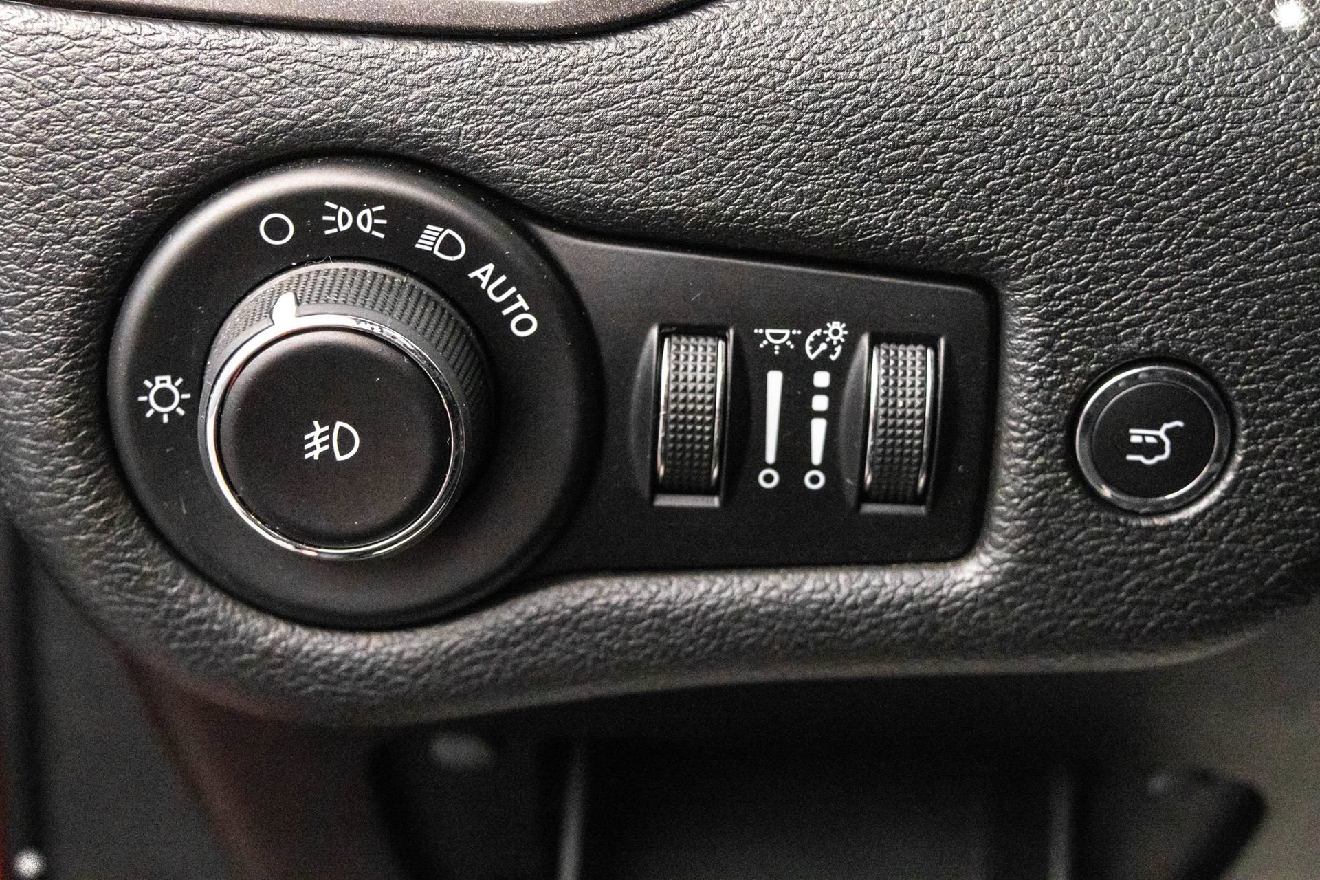 Used 2019 Jeep Cherokee Trailhawk image 18