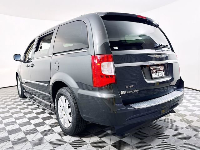 Used 2011 Chrysler Town & Country Touring-L w/ Entertainment Group #2 FWD image 20