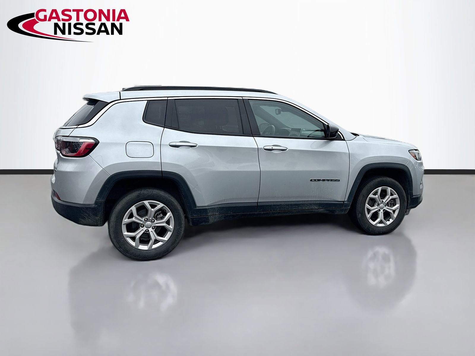 Used 2024 Jeep Compass Latitude image 10