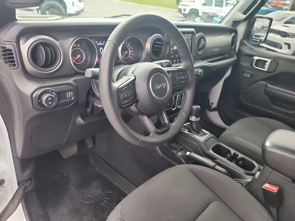 Used 2023 Jeep Gladiator Sport image 15