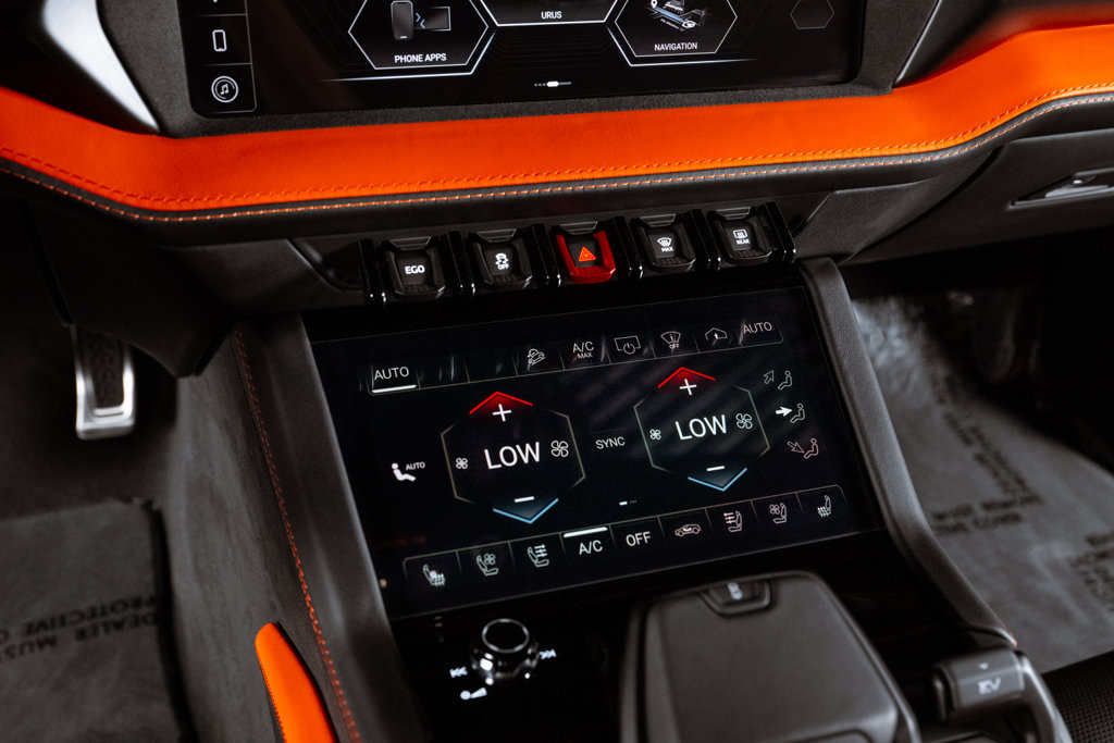 Used 2025 Lamborghini Urus SE AWD/4WD image 17