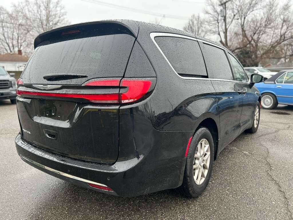 Used 2026 Chrysler Pacifica Select image 5