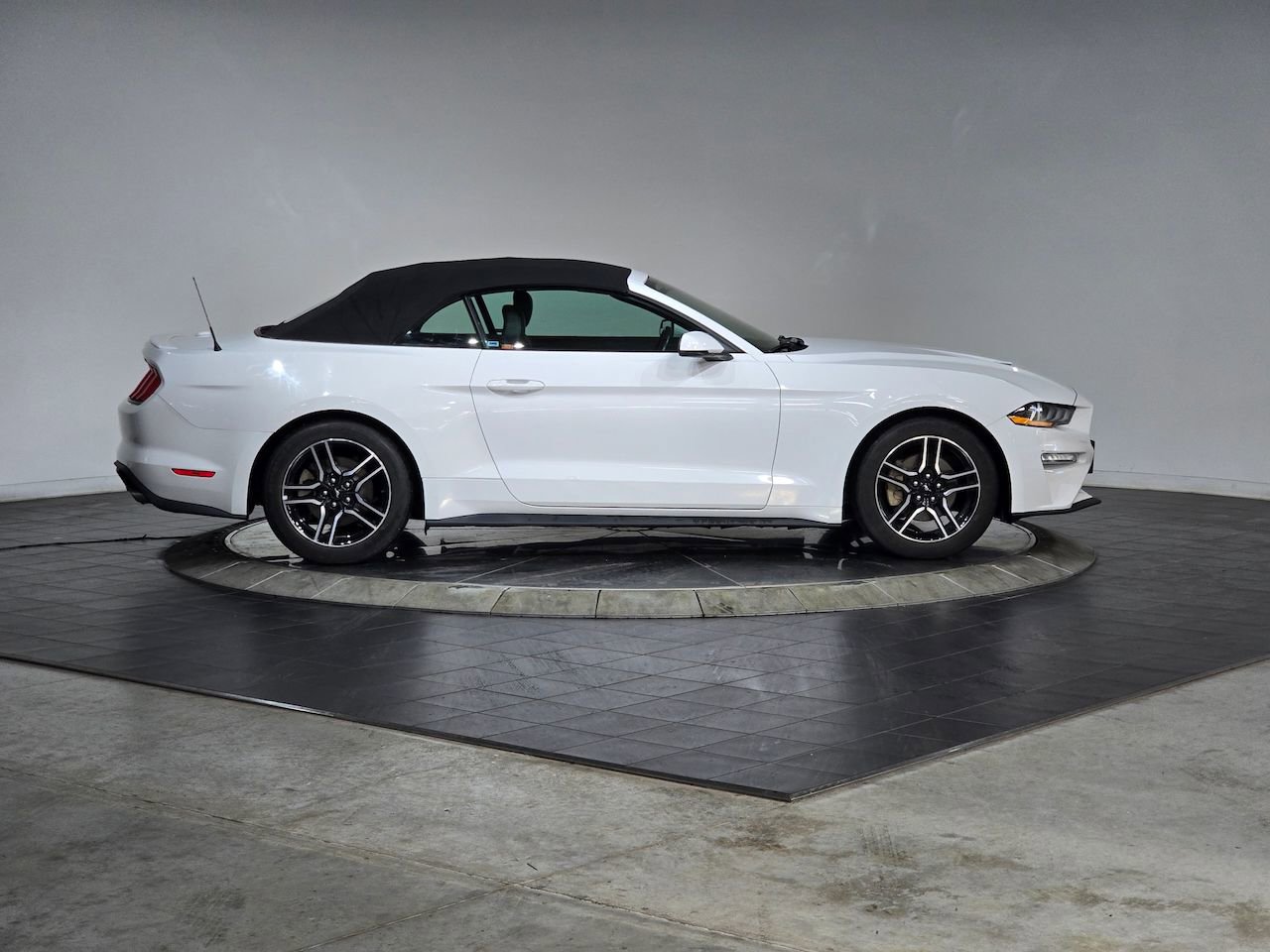 Used 2018 Ford Mustang Premium w/ Equipment Group 201A image 3