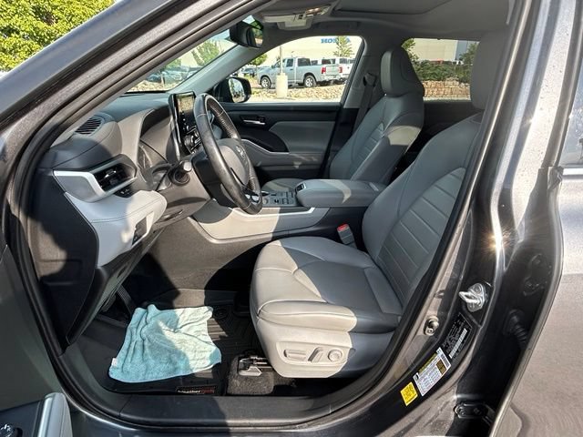 Used 2020 Toyota Highlander XLE AWD/4WD image 12