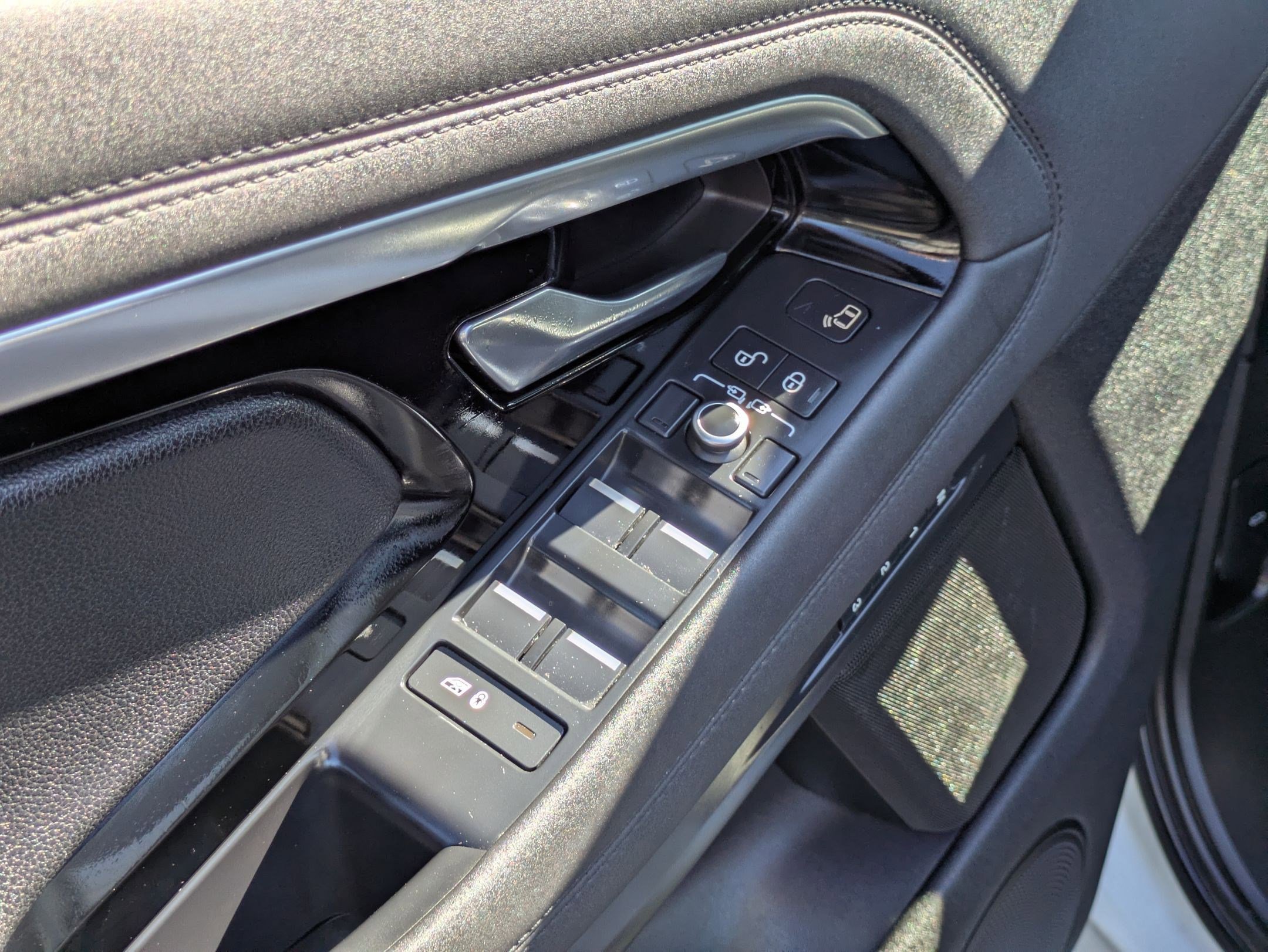 Used 2020 Land Rover Range Rover Evoque R-Dynamic SE image 12