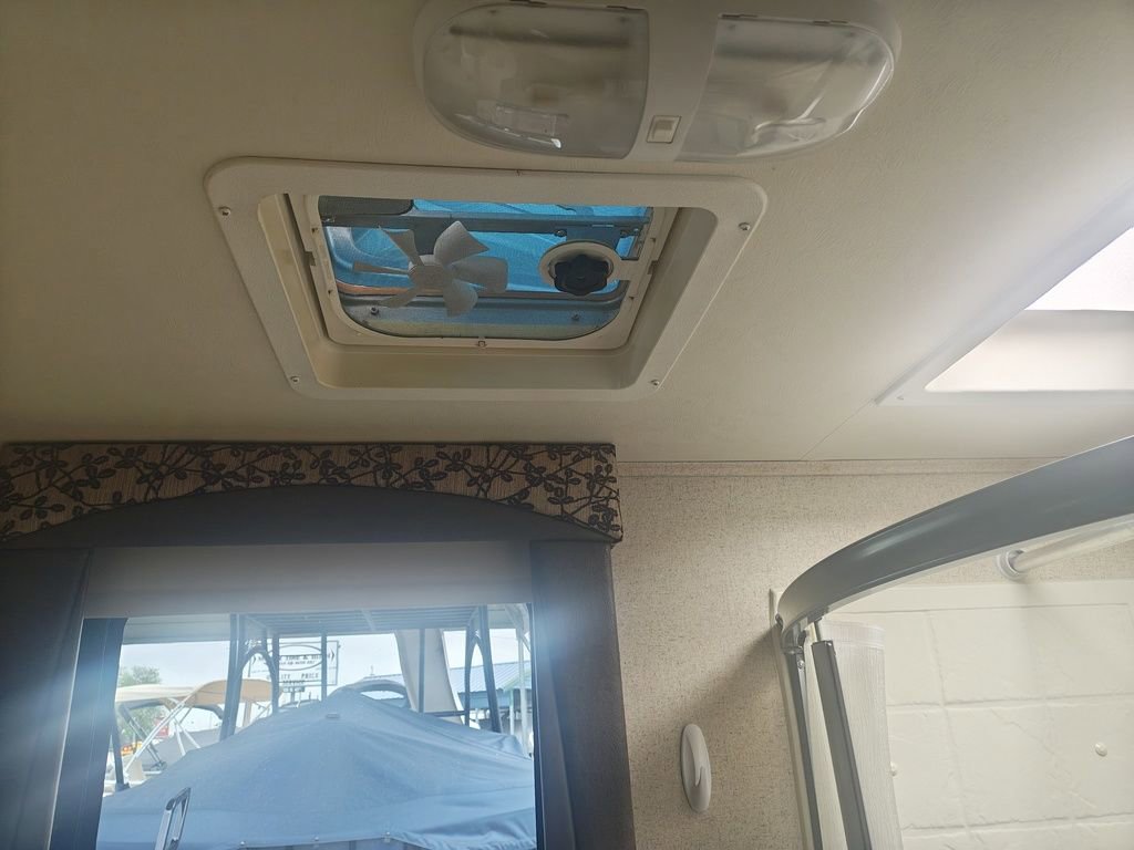 Used 2016 Ford E-450 and Econoline 450 Super Duty w/ Motorhome Prep Package image 26