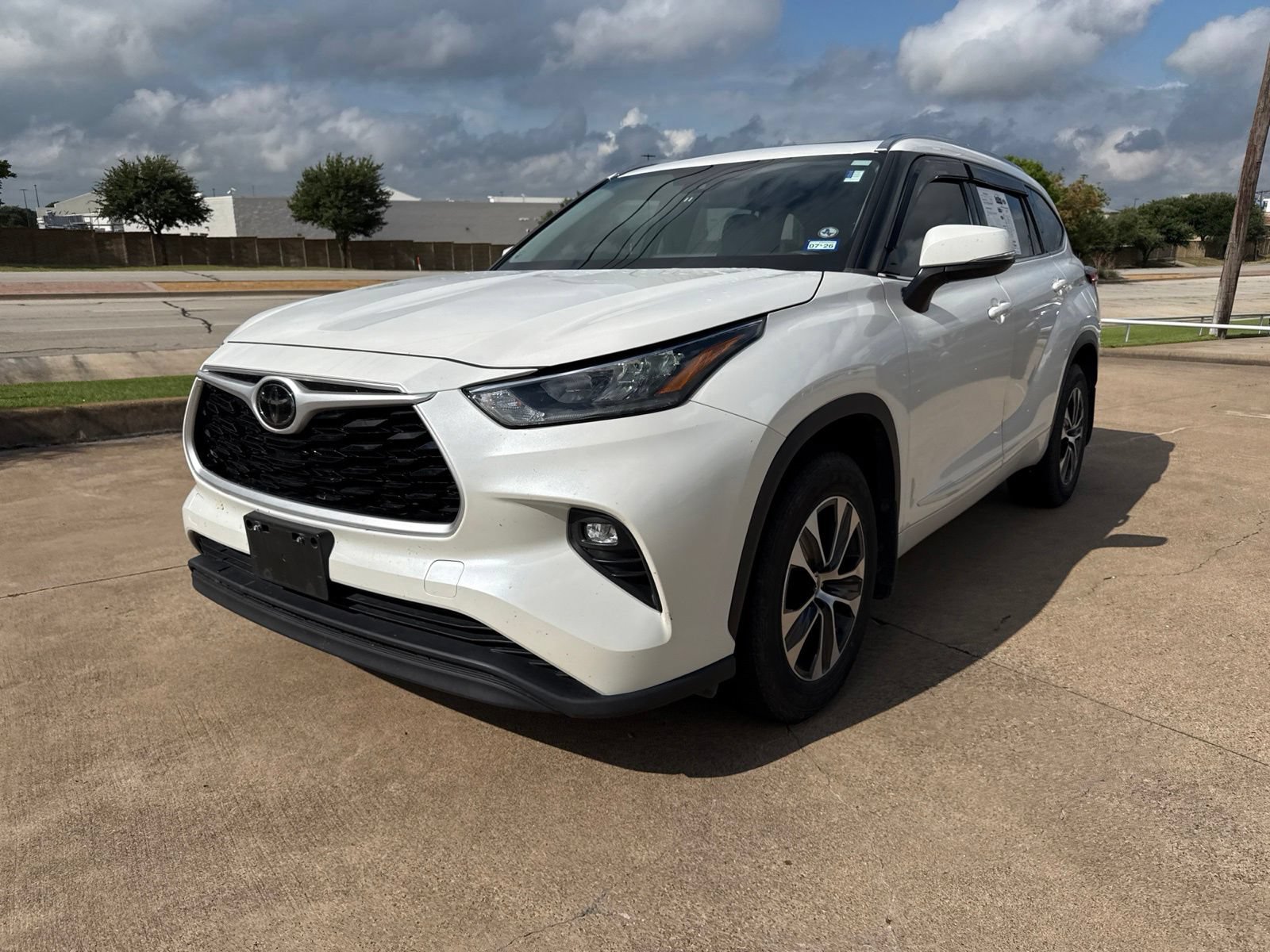 Used 2020 Toyota Highlander XLE AWD/4WD image 3
