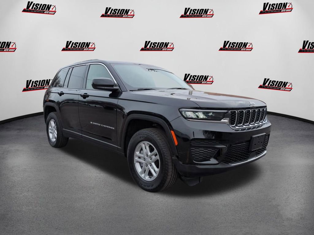 Used 2025 Jeep Grand Cherokee Laredo w/ Luxury Tech Group I image 3