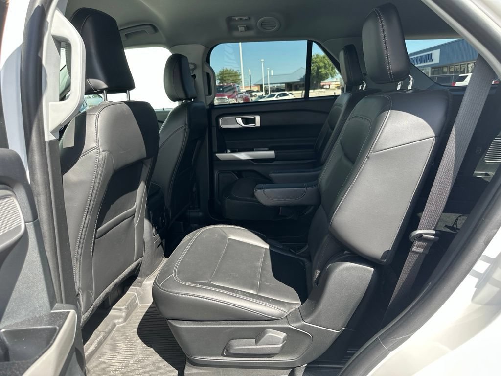 Used 2024 Ford Explorer XLT w/ Equipment Group 202A AWD/4WD image 18