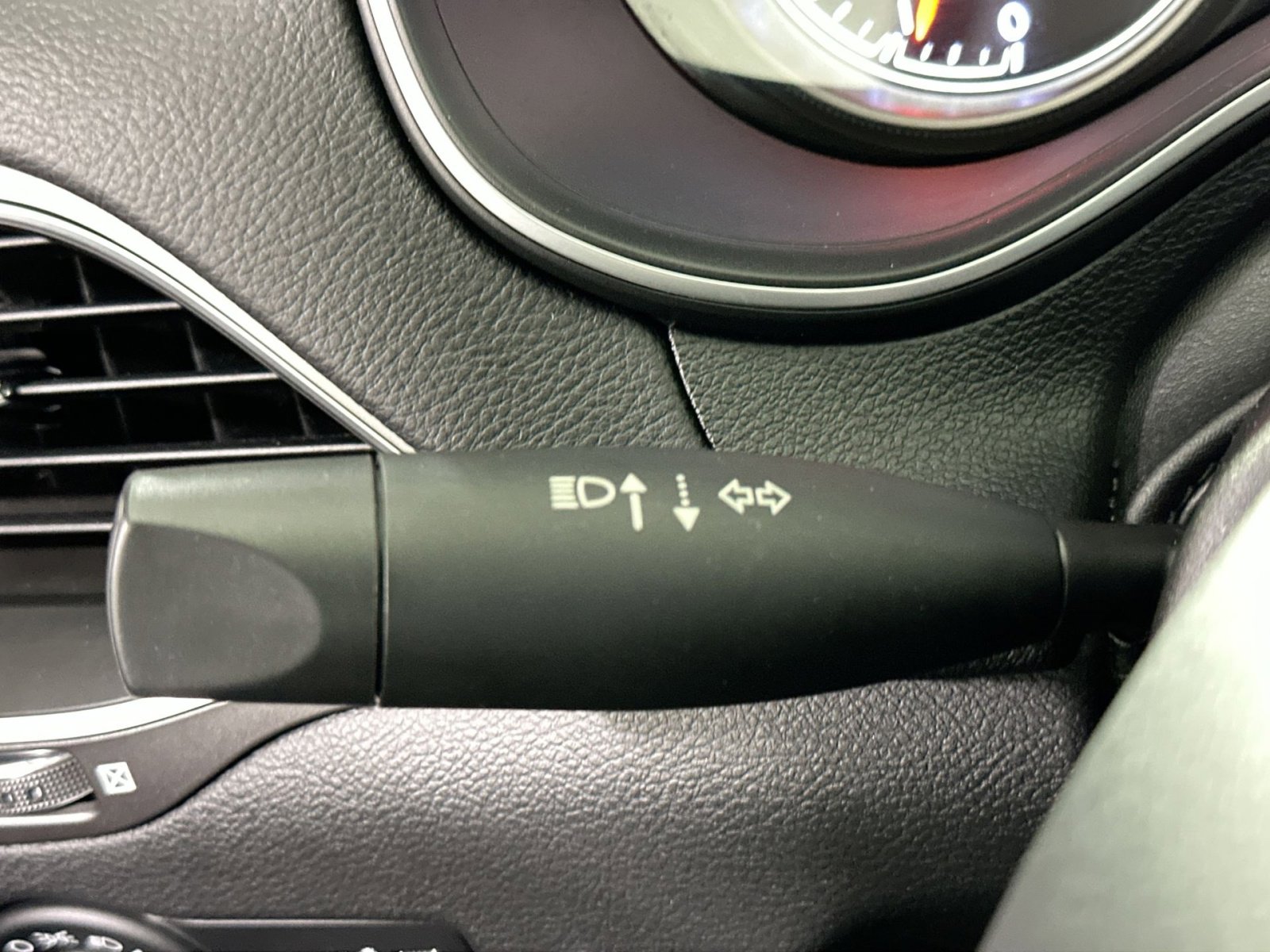 Used 2019 Jeep Cherokee Latitude Plus w/ Comfort/Convenience Group image 28