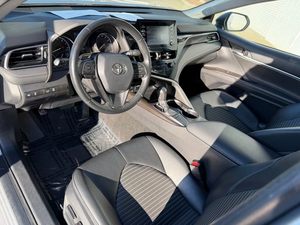Used 2022 Toyota Camry SE image 2