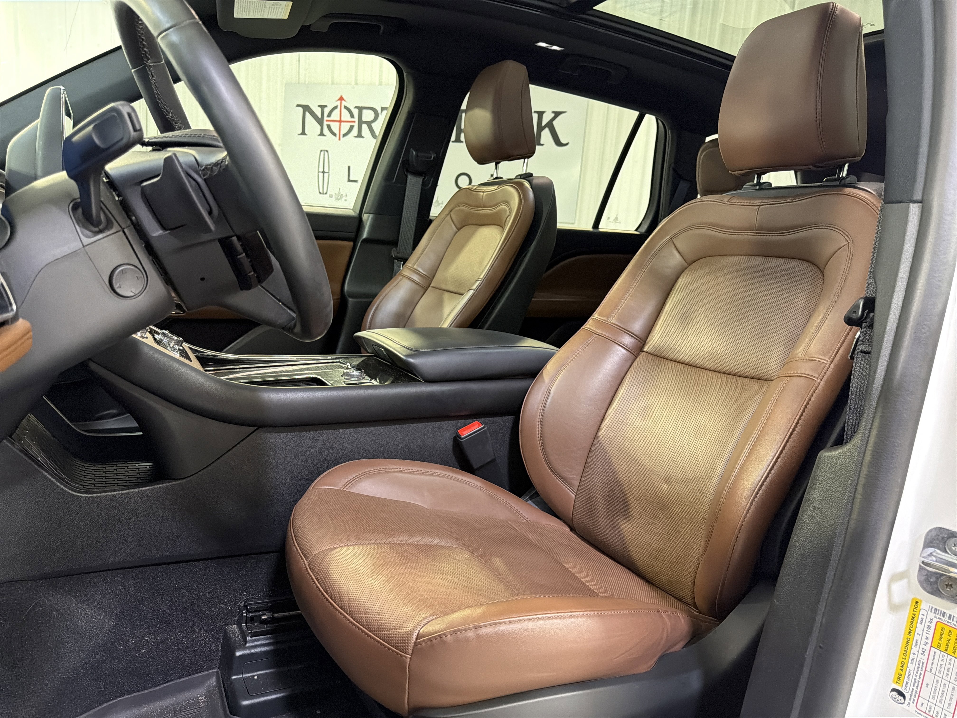Used 2024 Lincoln Aviator Reserve w/ Elements Package Plus RWD image 9