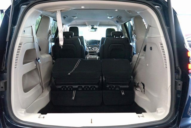 Used 2022 Chrysler Pacifica Touring-L image 51