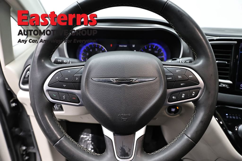 Used 2023 Chrysler Pacifica Touring-L FWD image 10