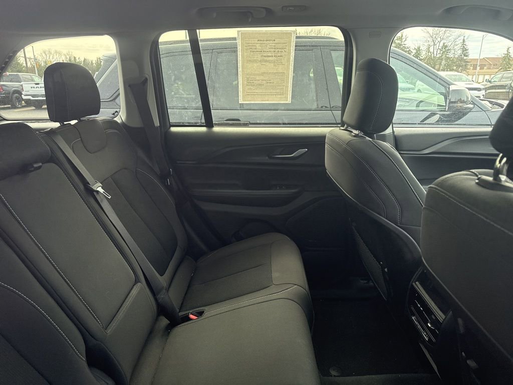 Used 2023 Jeep Grand Cherokee Laredo w/ Luxury Tech Group I image 8