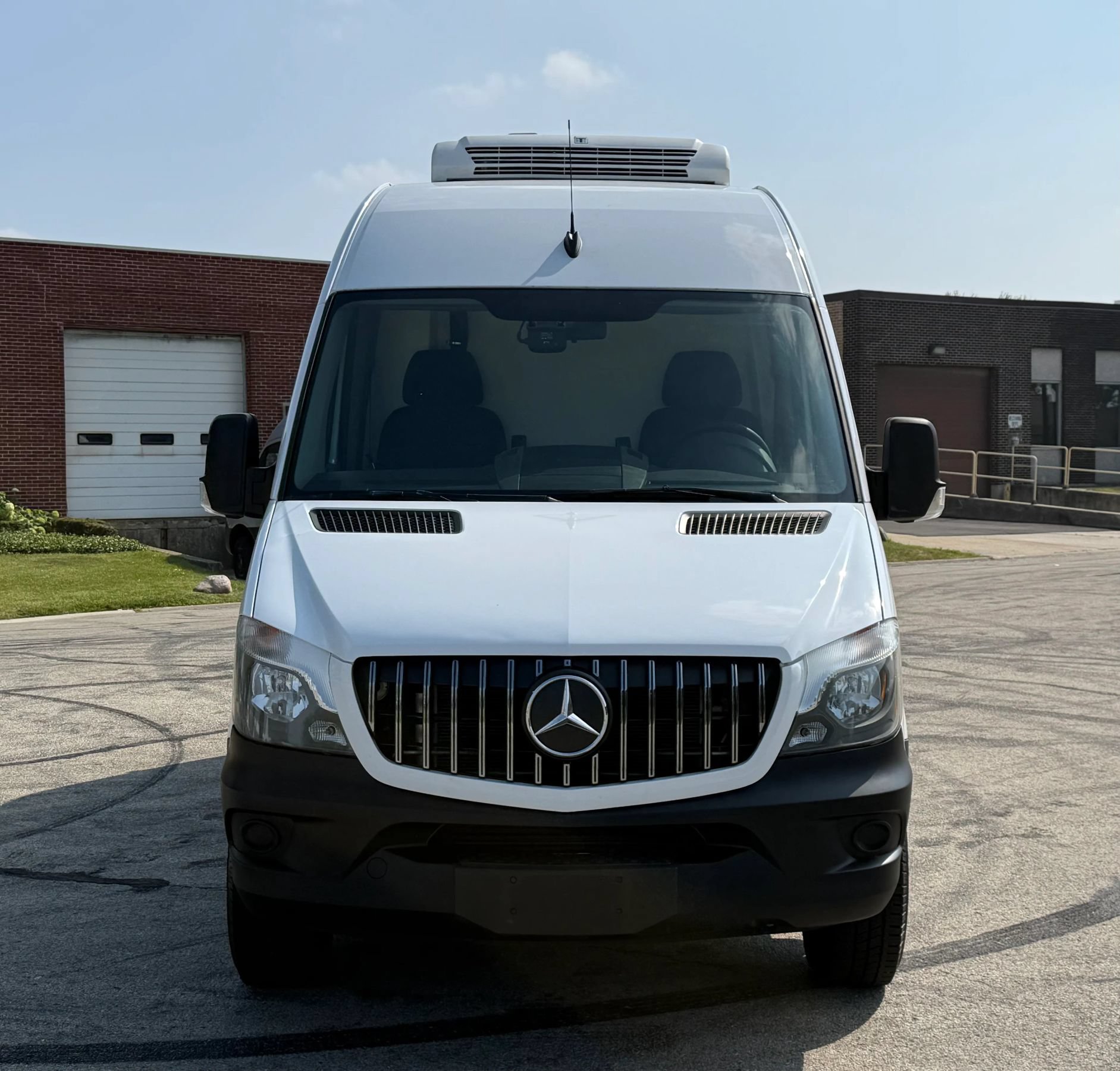 Used 2015 Freightliner Sprinter 2500 w/ Additional Battery Package RWD image 2