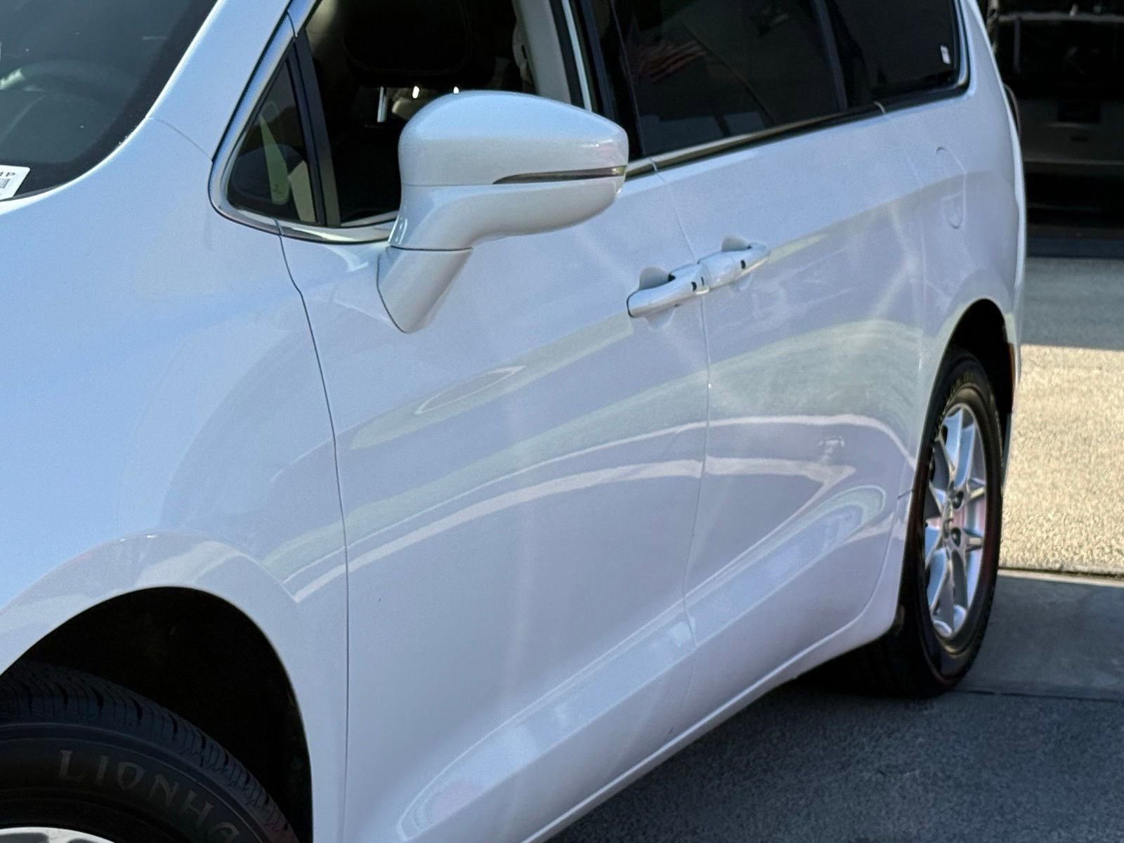 Used 2022 Chrysler Pacifica Touring-L FWD image 3