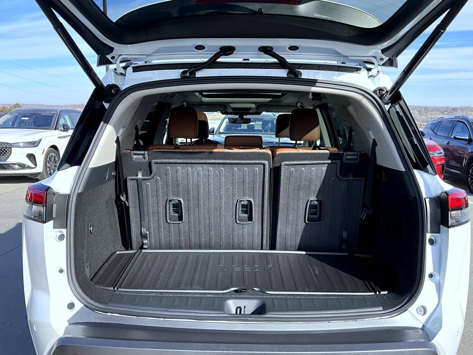 New 2026 Nissan Pathfinder Platinum w/ Cargo Package AWD/4WD image 9