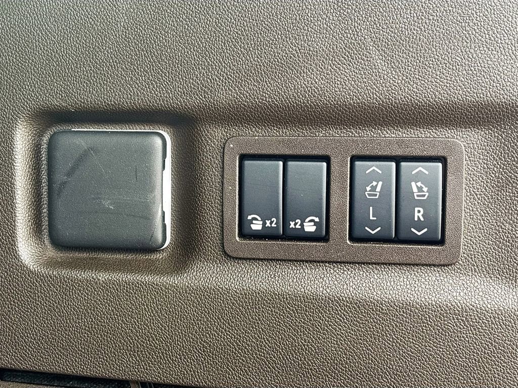 Used 2024 GMC Yukon XL SLT w/ SLT Luxury Package RWD image 15