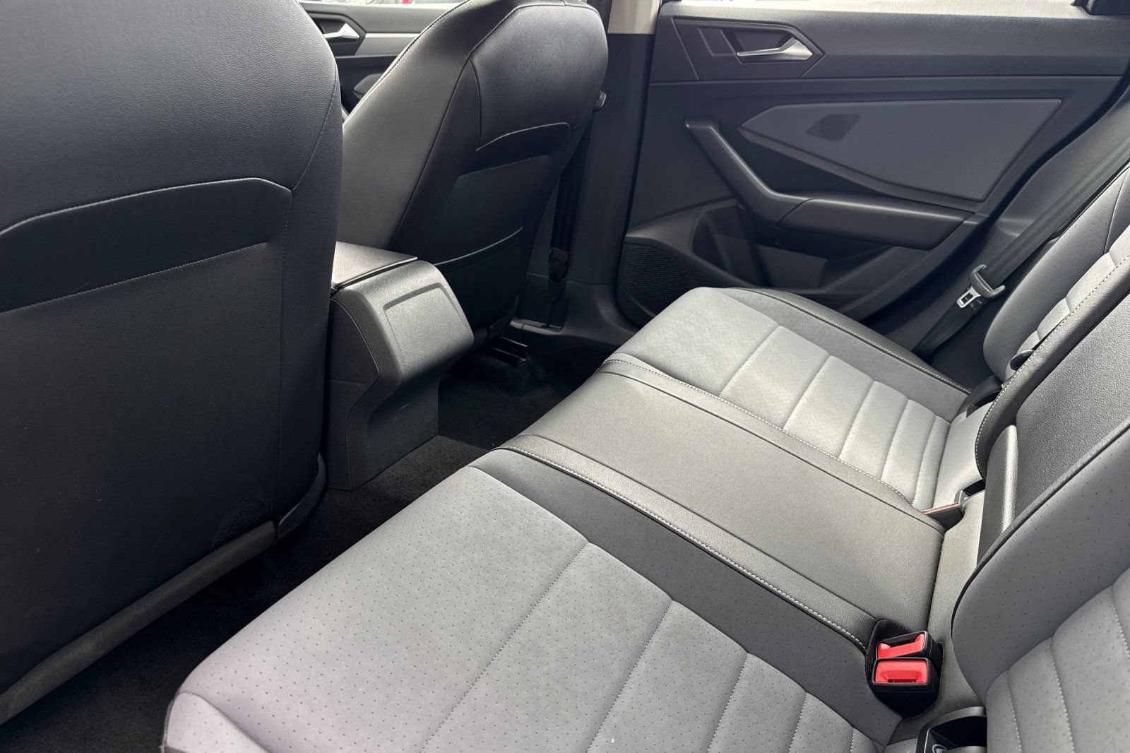 Used 2025 Volkswagen Jetta SE FWD image 9