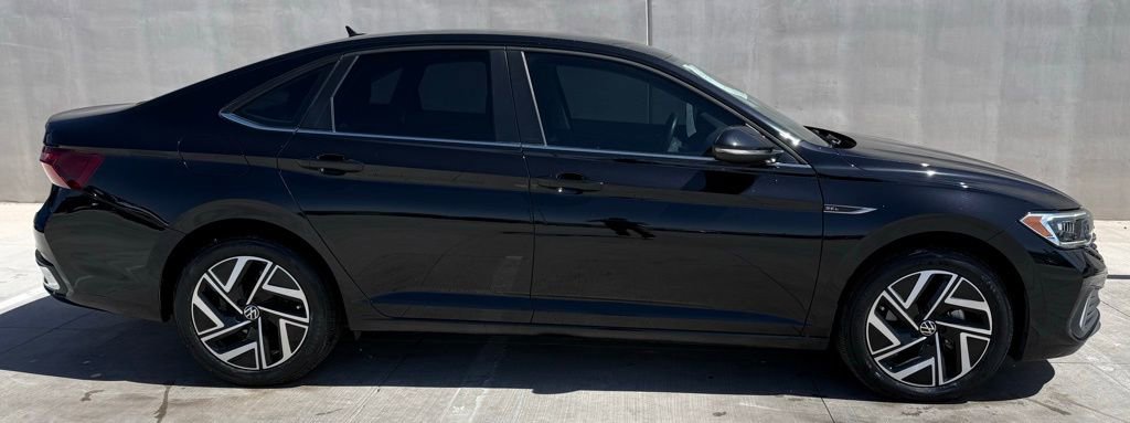 Used 2024 Volkswagen Jetta SEL FWD image 3