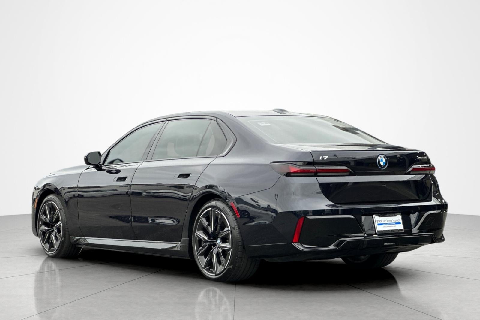 Used 2025 BMW i7 xDrive60 AWD/4WD image 3