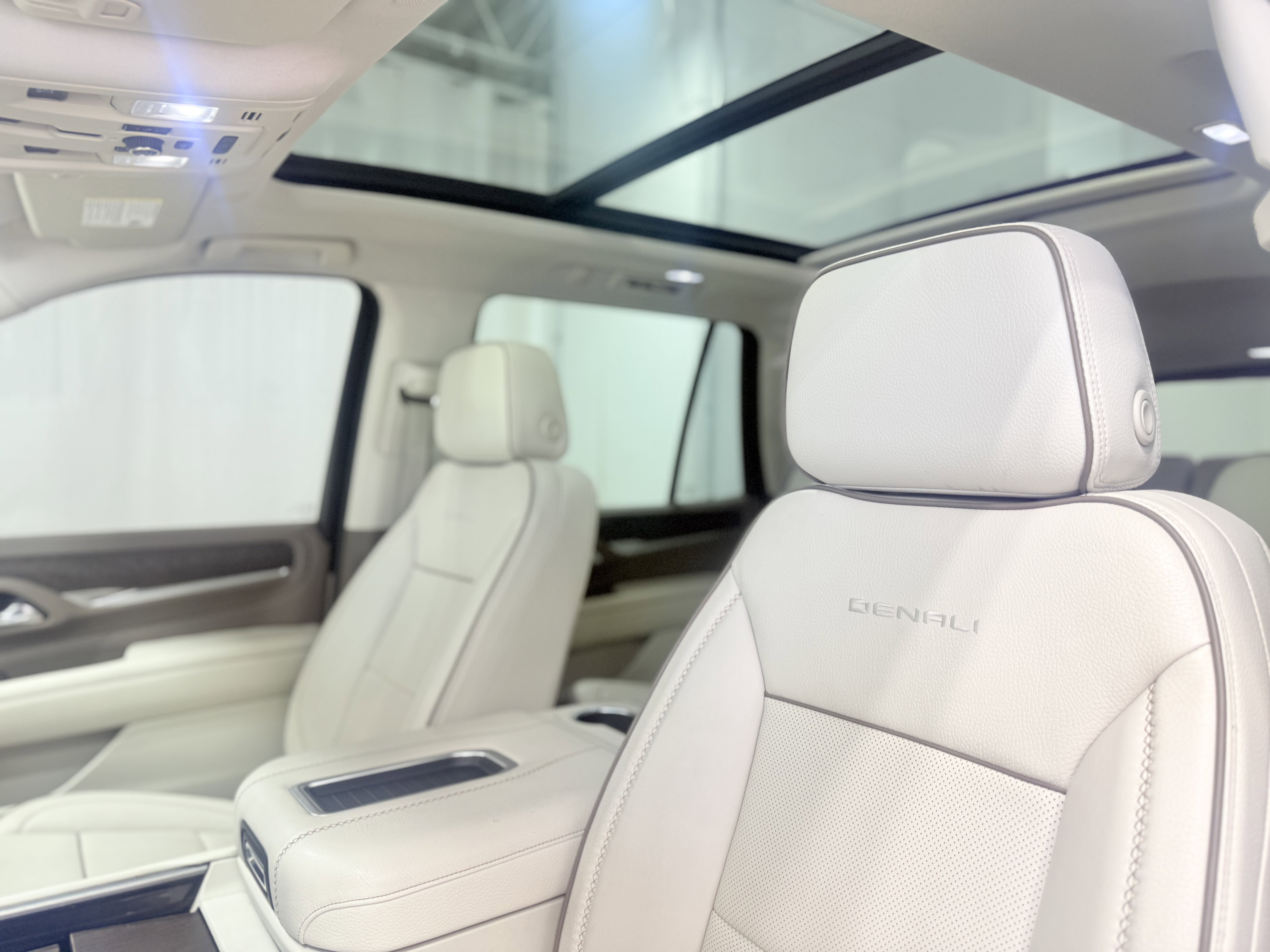 Used 2021 GMC Yukon Denali w/ Denali Premium Package image 17